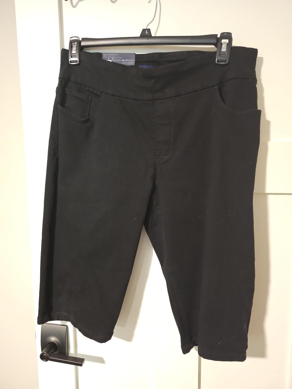 Bandolino Black Knee-Length Stretch Shorts